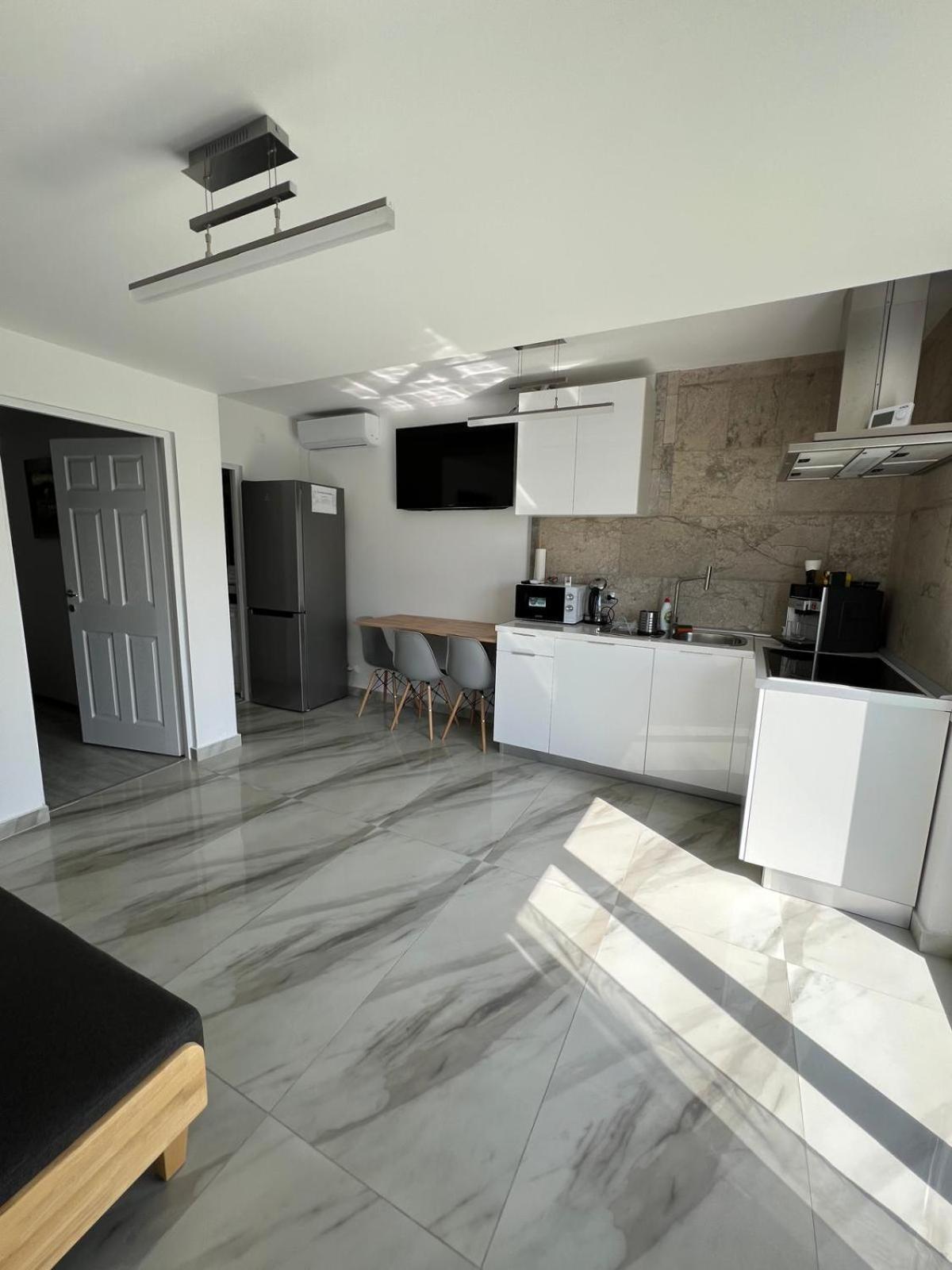 Luxus Cluj Airport Apartments Екстериор снимка